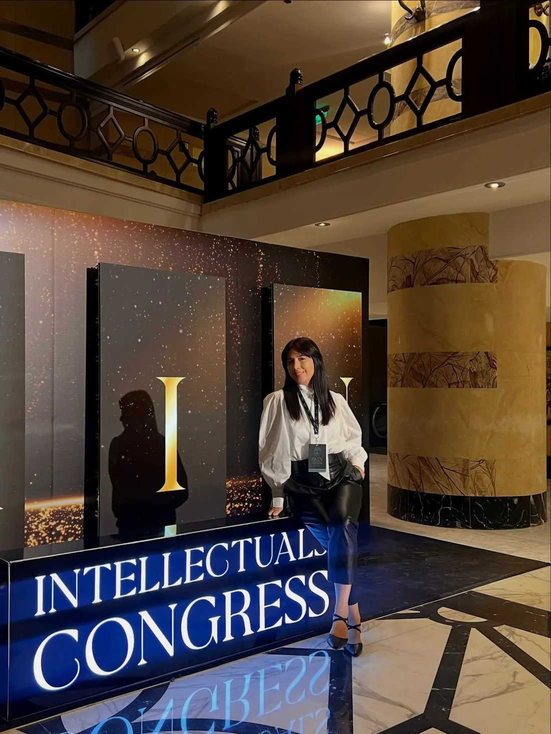 Una integrante de Orange junto al cartel de Skin Intellectuals Congress