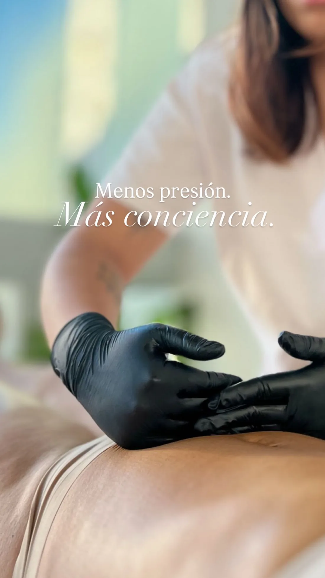 Detalle de las manos durante una sesión de drenaje linfático manual publicada por Orange